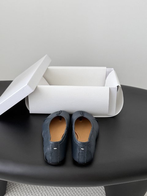 Counterfeit Maison Margiela MM6 Tabi back view visual reference