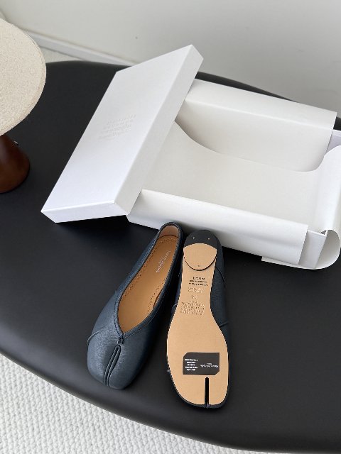 Counterfeit Maison Margiela MM6 Tabi detail view visual reference