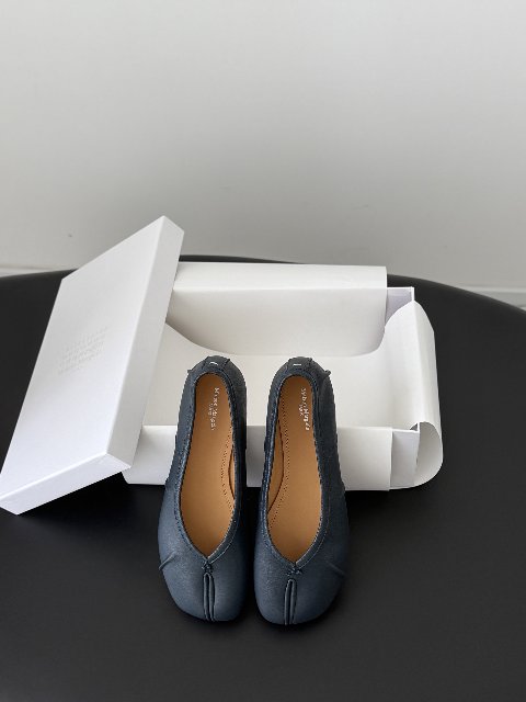 Counterfeit Maison Margiela MM6 Tabi detail view visual reference