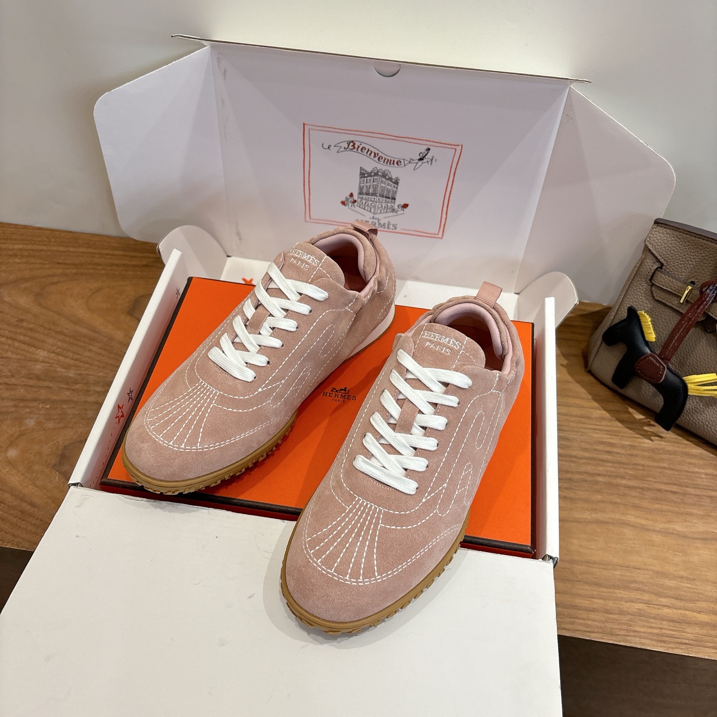 Counterfeit Hermès Shoes front view visual reference