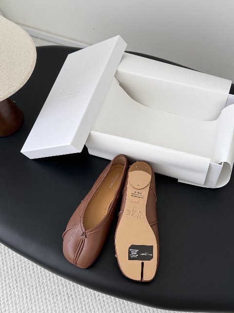 Counterfeit Maison Margiela MM6 Tabi detail view visual reference