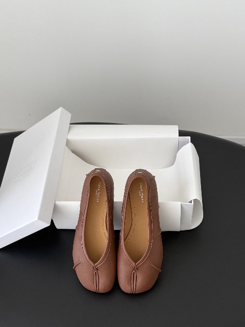 Counterfeit Maison Margiela MM6 Tabi detail view visual reference