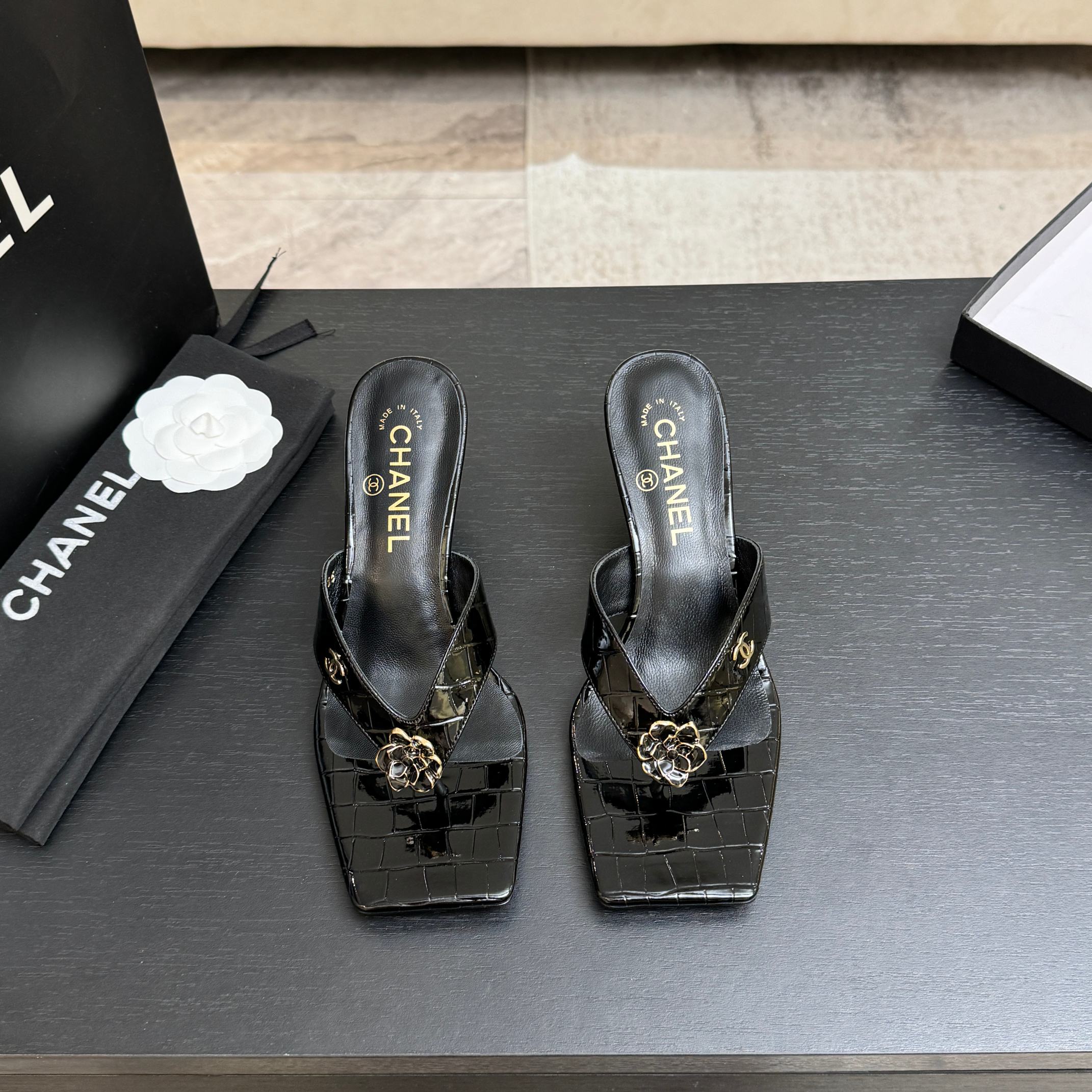 Counterfeit CHANEL 26S front view visual reference