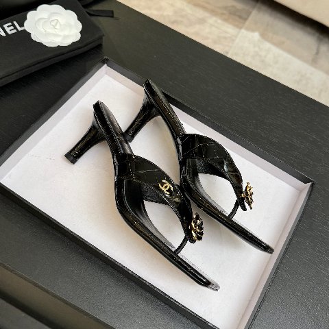 Counterfeit CHANEL 26S back view visual reference