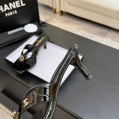 Counterfeit CHANEL 26S detail view visual reference