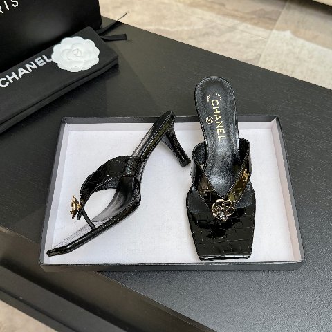 Counterfeit CHANEL 26S detail view visual reference