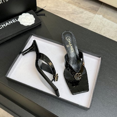 Counterfeit CHANEL 26S detail view visual reference