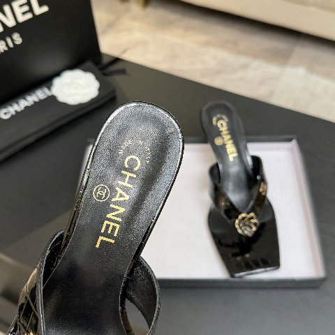 Counterfeit CHANEL 26S detail view visual reference