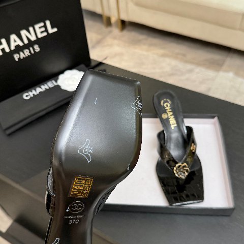 Counterfeit CHANEL 26S detail view visual reference