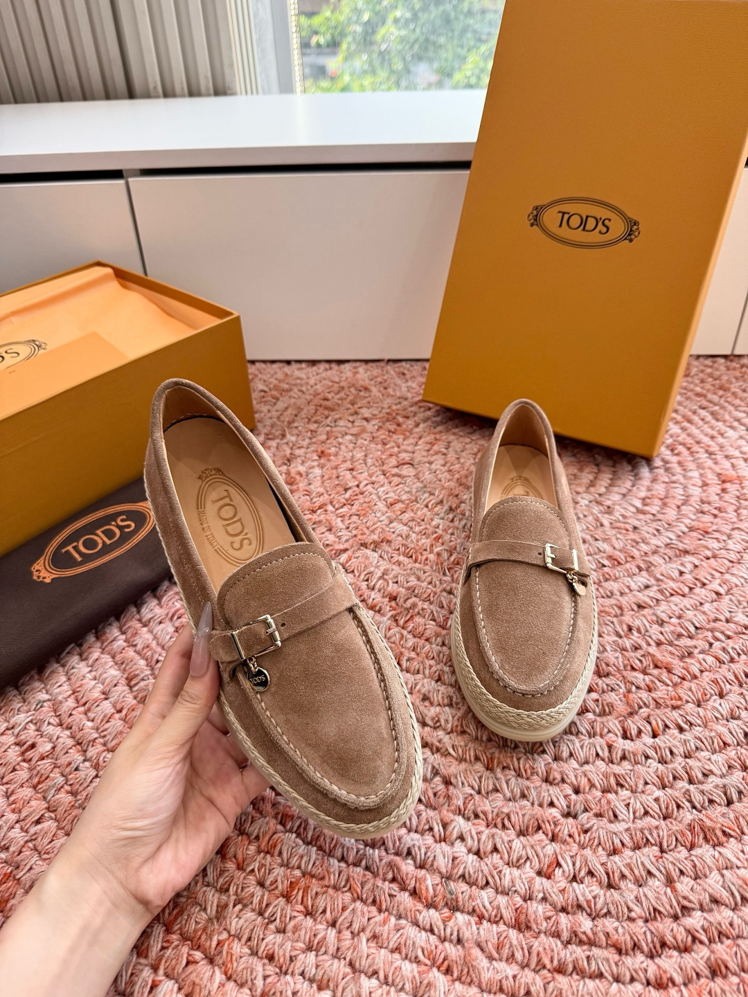 Counterfeit Tod's Shoes front view visual reference