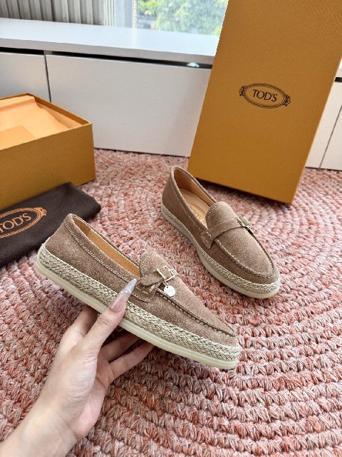 Counterfeit Tod's Shoes back view visual reference