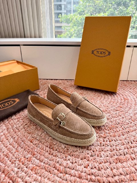 Counterfeit Tod's Shoes detail view visual reference