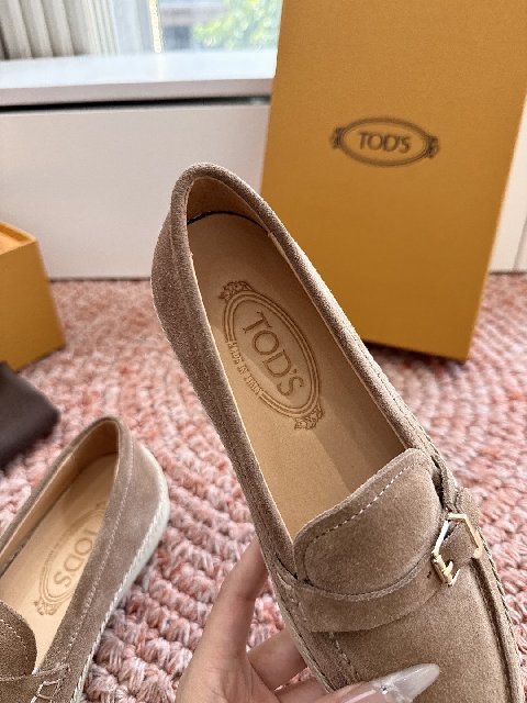 Counterfeit Tod's Shoes detail view visual reference