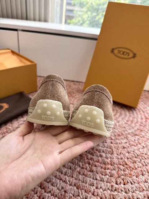 Counterfeit Tod's Shoes detail view visual reference