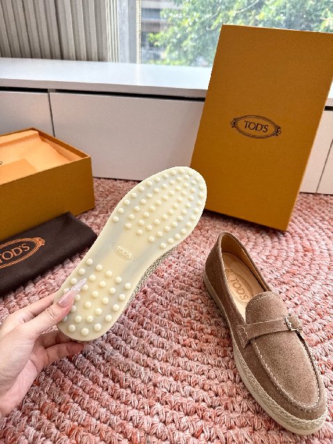 Counterfeit Tod's Shoes detail view visual reference
