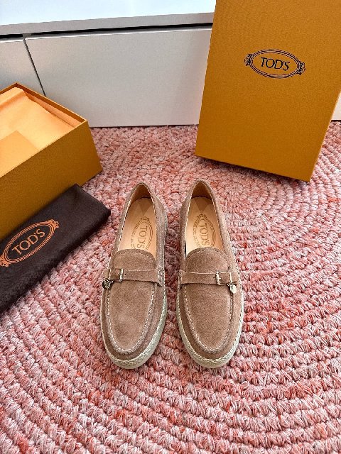 Counterfeit Tod's Shoes detail view visual reference