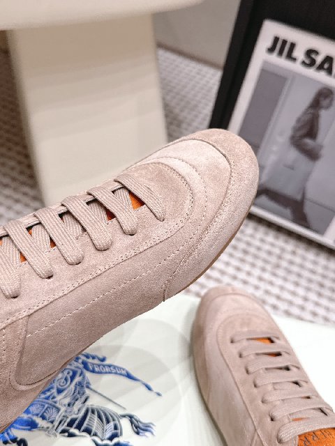 Counterfeit Burberry Knight Runner detail view visual reference
