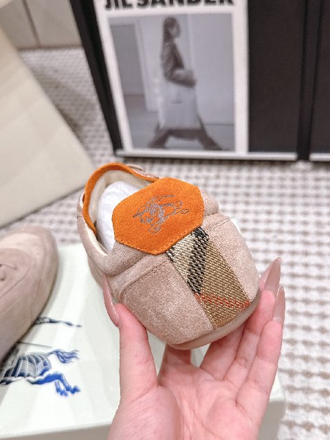 Counterfeit Burberry Knight Runner detail view visual reference