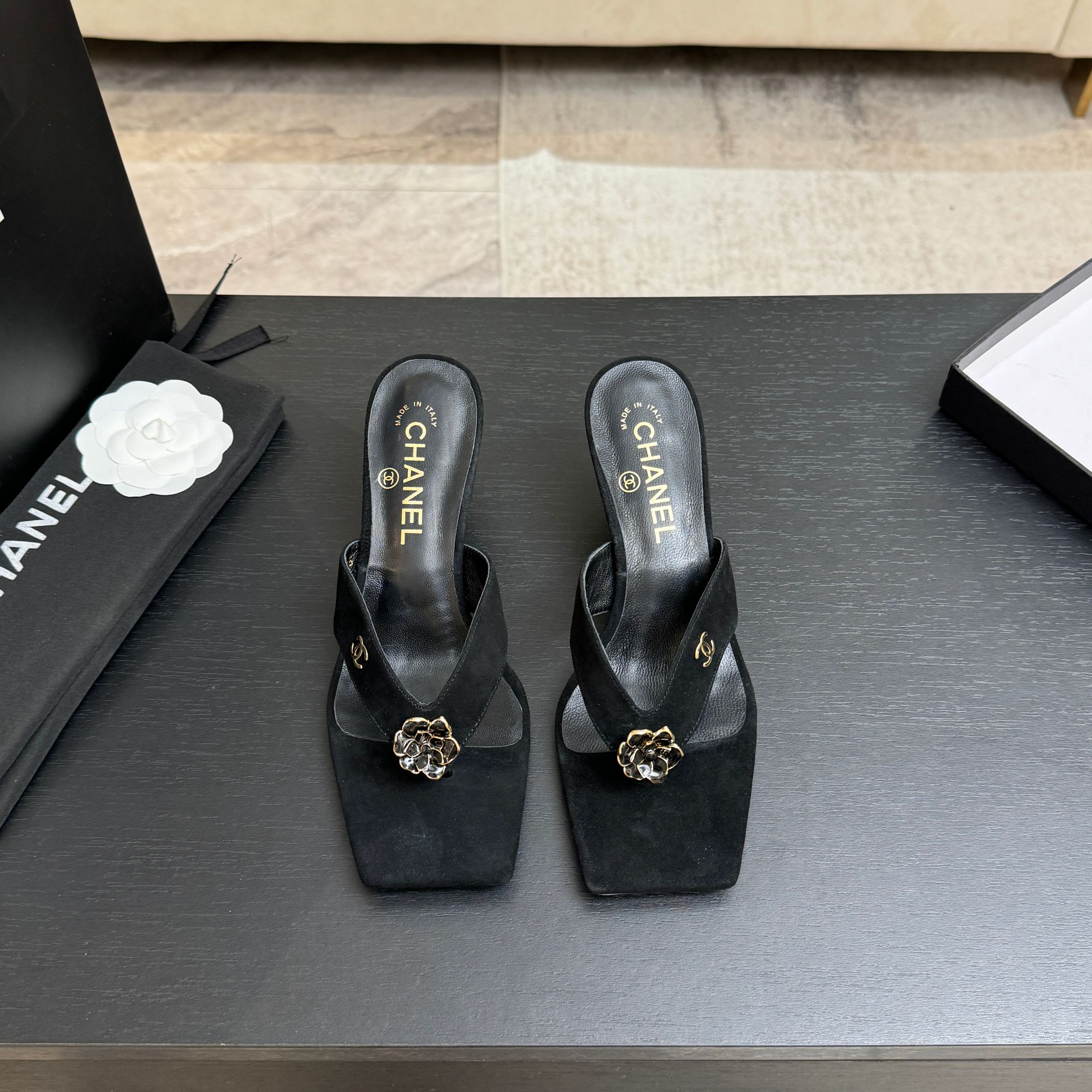 Counterfeit CHANEL 26S front view visual reference