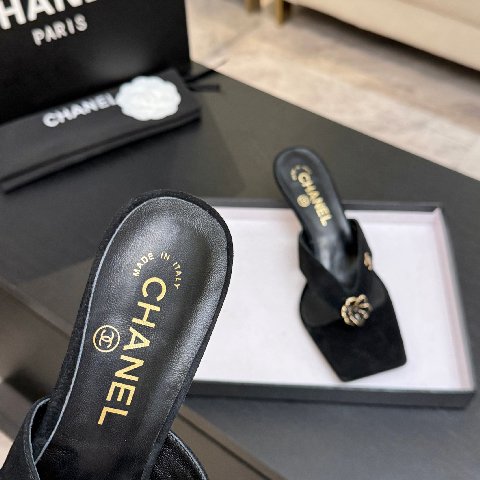 Counterfeit CHANEL 26S back view visual reference