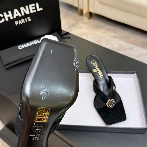 Counterfeit CHANEL 26S detail view visual reference