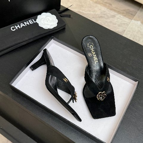 Counterfeit CHANEL 26S detail view visual reference