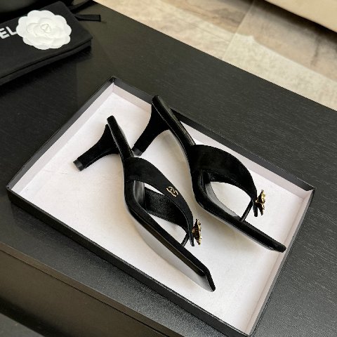 Counterfeit CHANEL 26S detail view visual reference