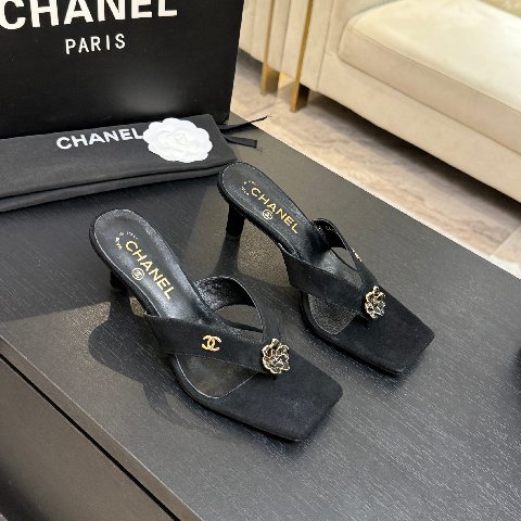 Counterfeit CHANEL 26S detail view visual reference