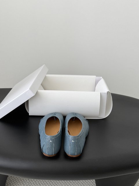 Counterfeit Maison Margiela MM6 Tabi back view visual reference