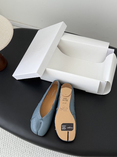Counterfeit Maison Margiela MM6 Tabi detail view visual reference