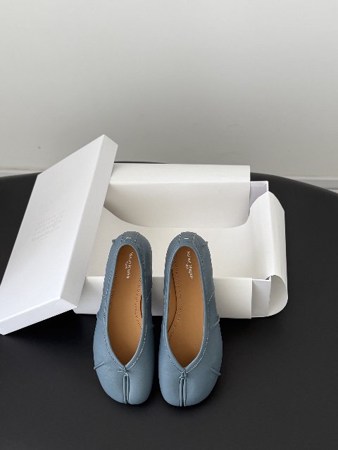Counterfeit Maison Margiela MM6 Tabi detail view visual reference