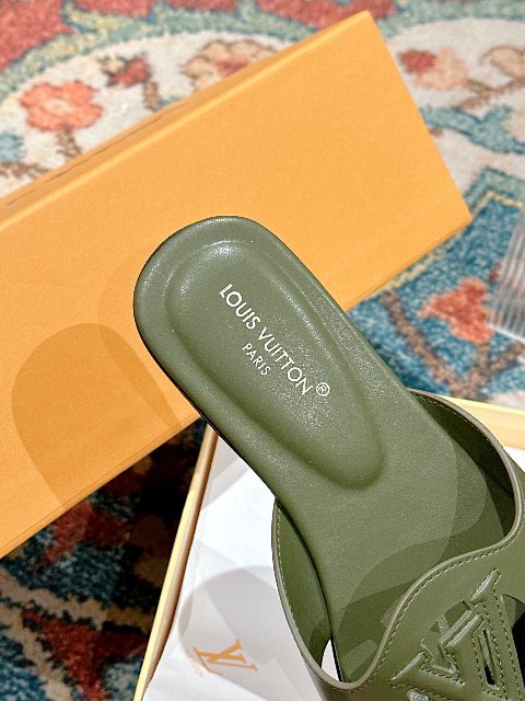Counterfeit Louis Vuitton Shoes detail view visual reference