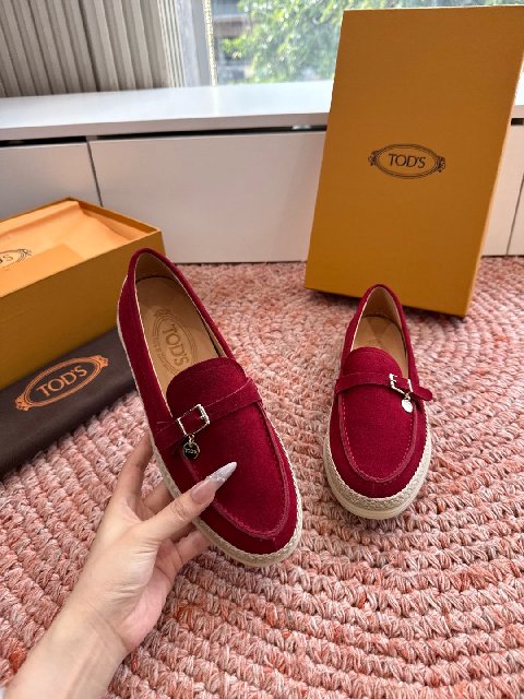 Counterfeit Tod's Shoes back view visual reference