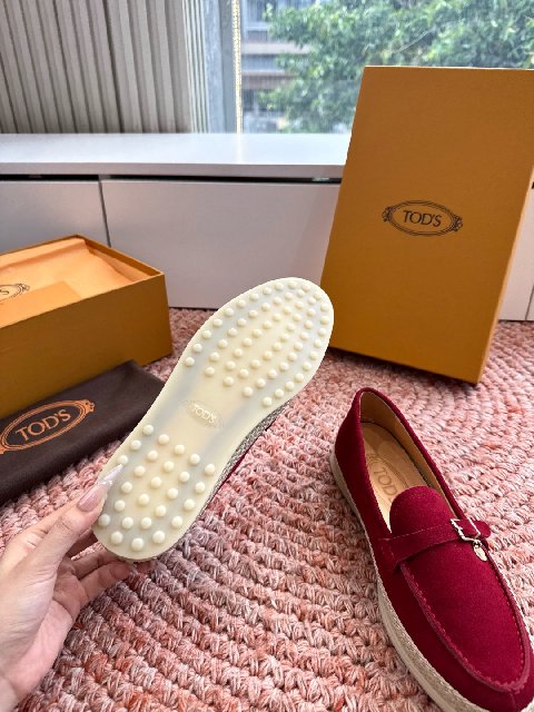 Counterfeit Tod's Shoes detail view visual reference