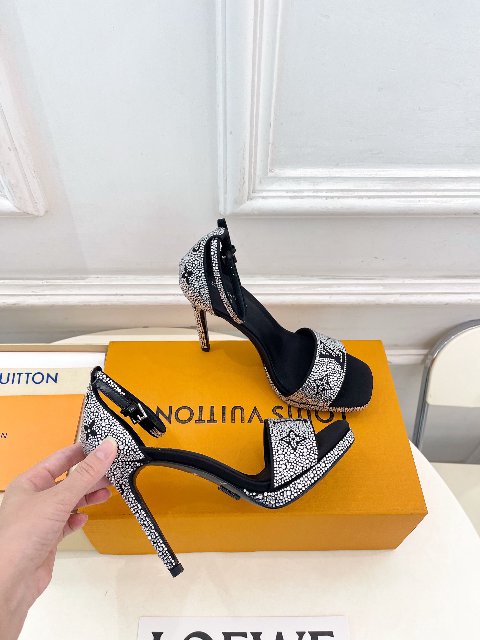 Counterfeit Louis Vuitton GALA PLATFORM detail view visual reference