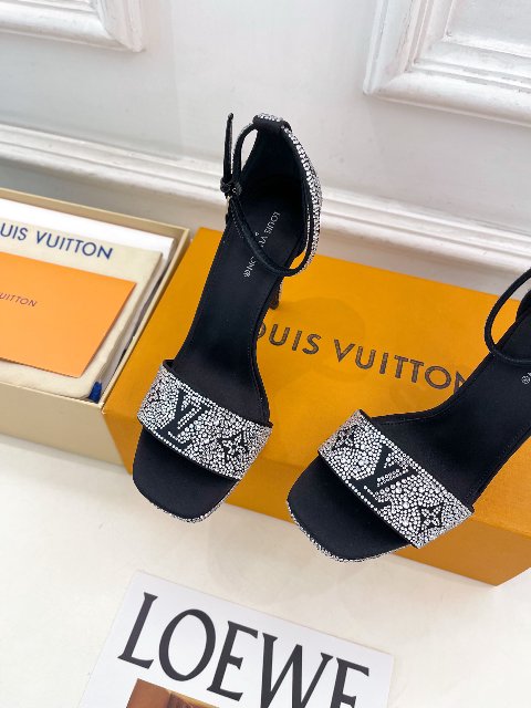 Counterfeit Louis Vuitton GALA PLATFORM detail view visual reference