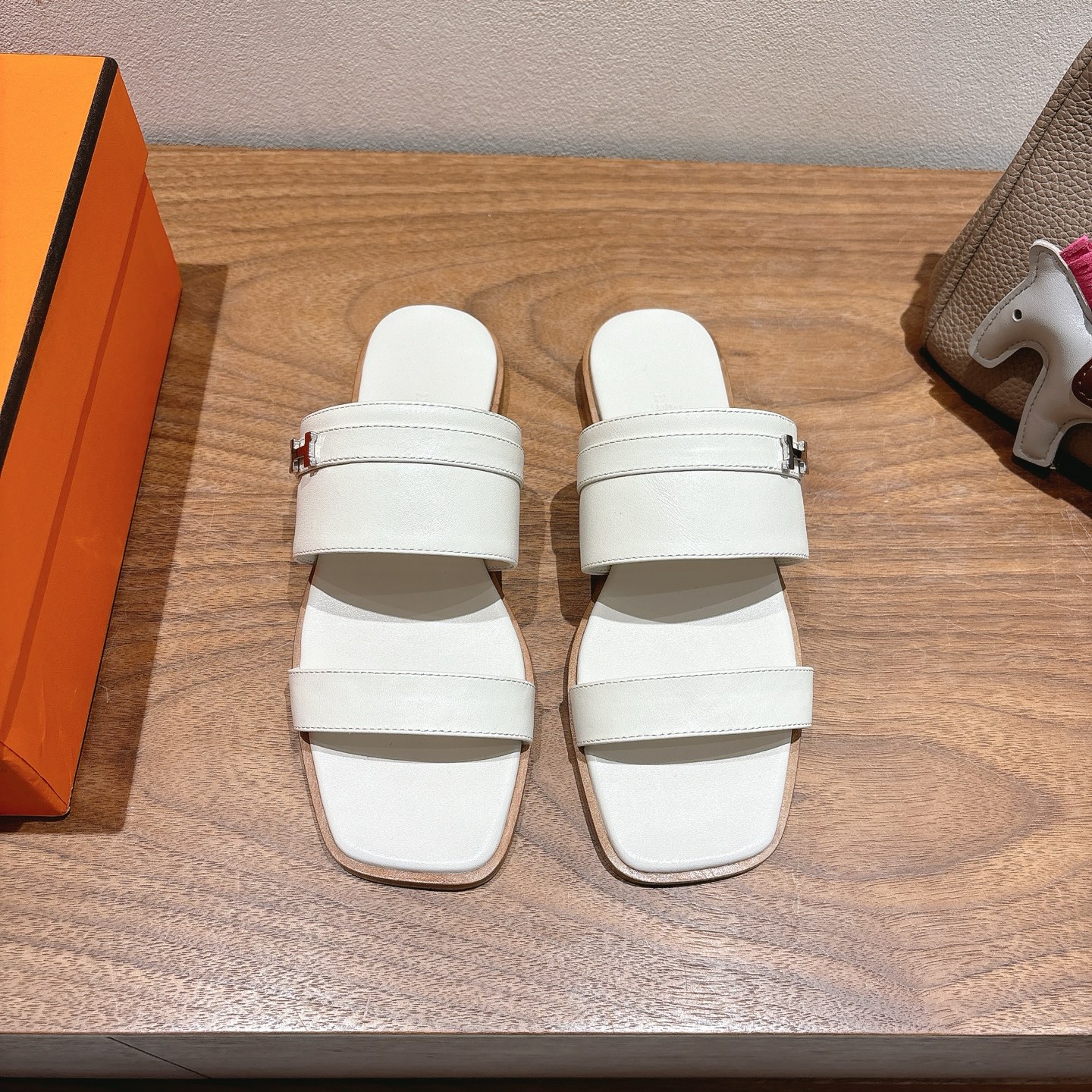 Counterfeit Hermès Shoes front view visual reference