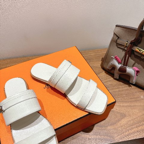 Counterfeit Hermès Shoes detail view visual reference