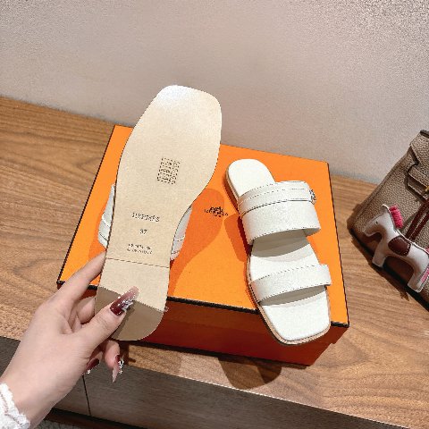 Counterfeit Hermès Shoes detail view visual reference
