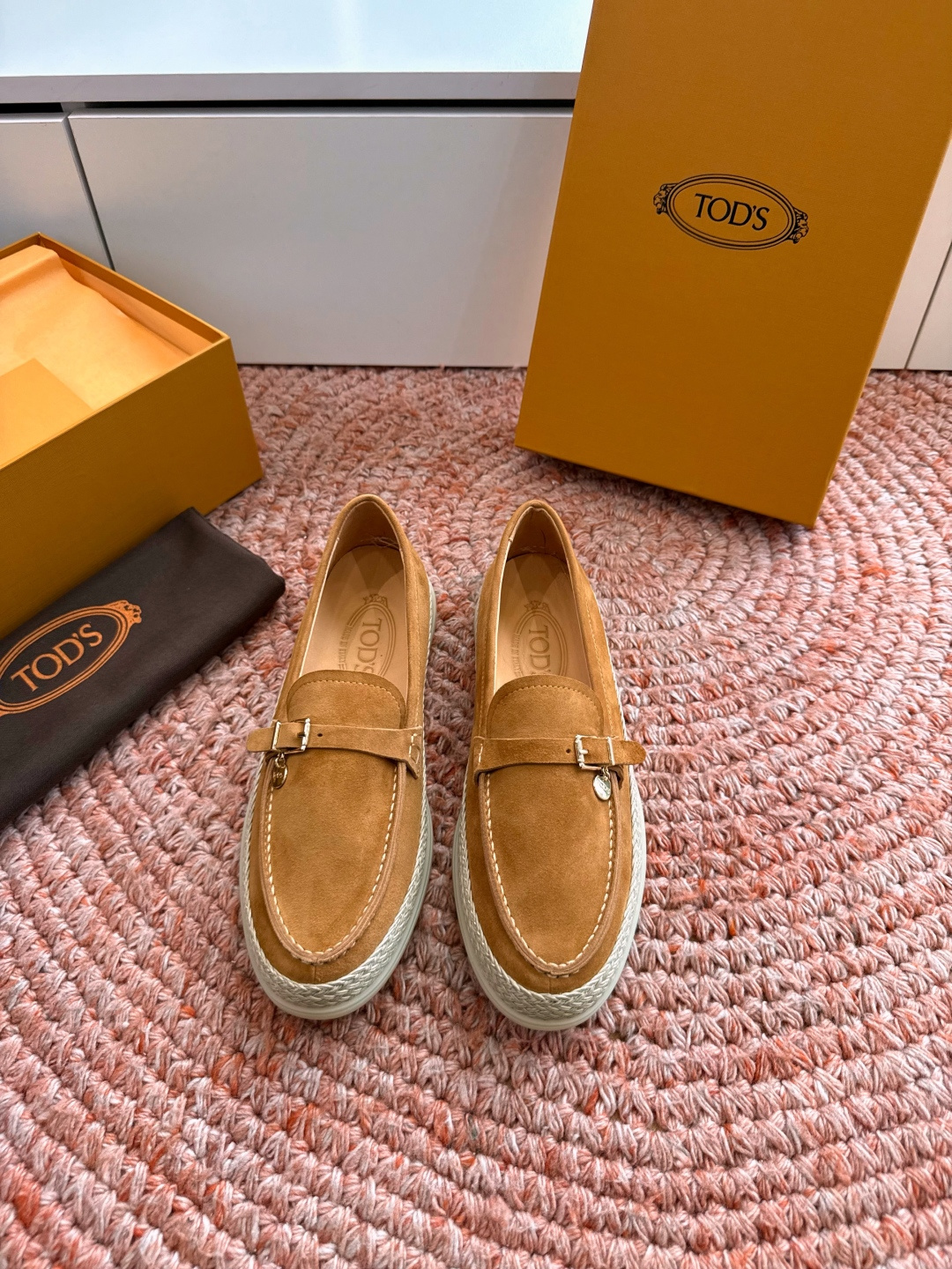 Counterfeit Tod's Shoes front view visual reference