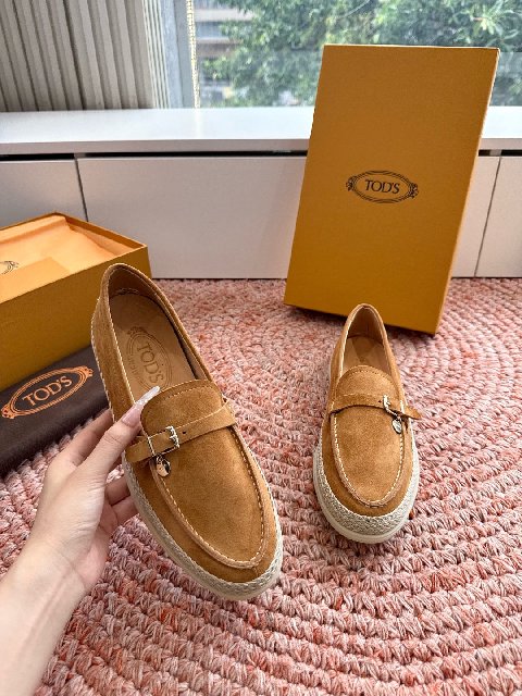 Counterfeit Tod's Shoes back view visual reference