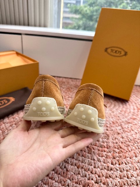 Counterfeit Tod's Shoes detail view visual reference