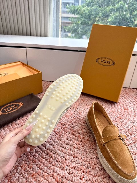 Counterfeit Tod's Shoes detail view visual reference