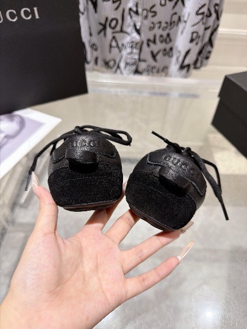 Counterfeit Gucci 26 Flex detail view visual reference
