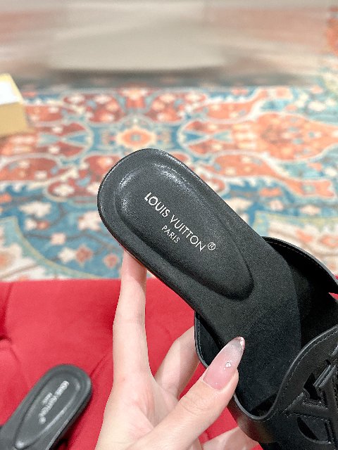Counterfeit Louis Vuitton Shoes detail view visual reference