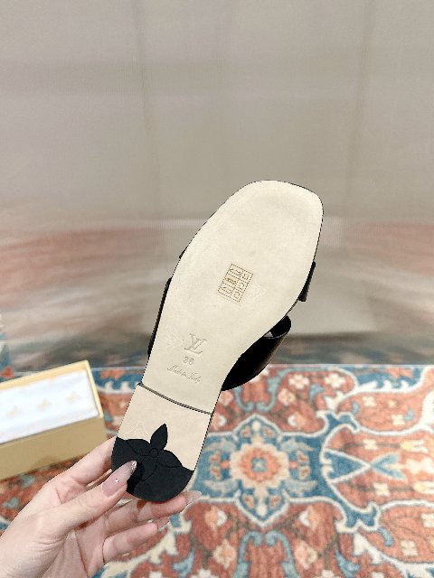 Counterfeit Louis Vuitton Shoes detail view visual reference