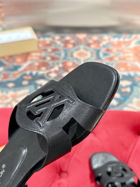 Counterfeit Louis Vuitton Shoes detail view visual reference
