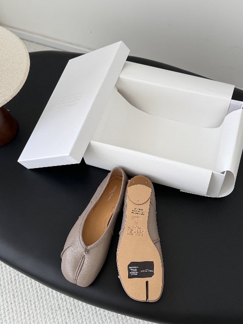 Counterfeit Maison Margiela MM6 Tabi detail view visual reference