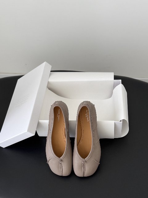 Counterfeit Maison Margiela MM6 Tabi detail view visual reference