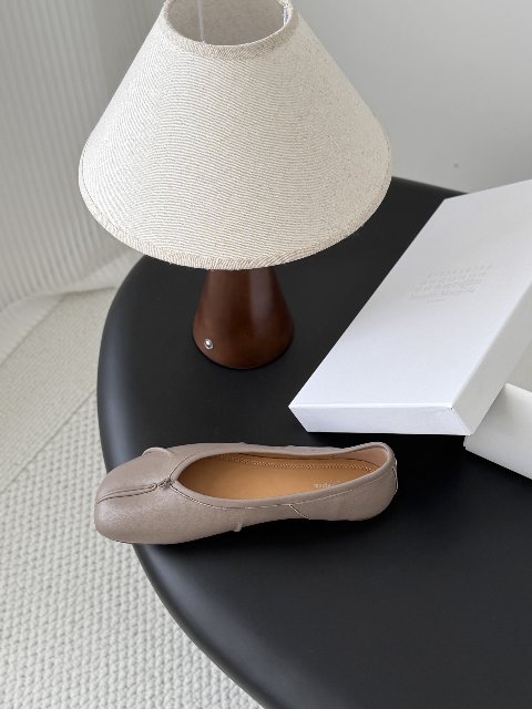 Counterfeit Maison Margiela MM6 Tabi detail view visual reference